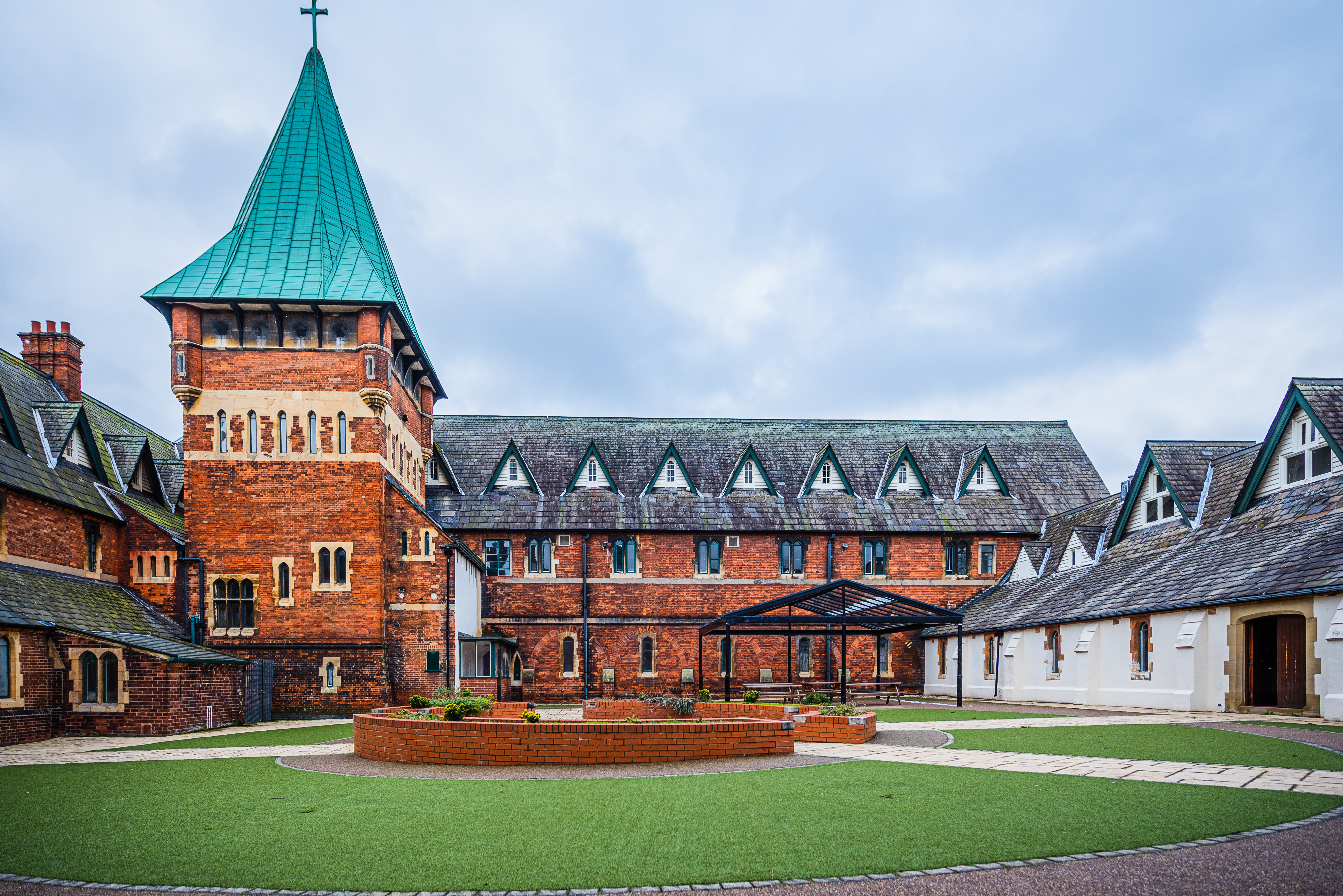 Outdoor photo of Hall Cliffe School on a cloudy day